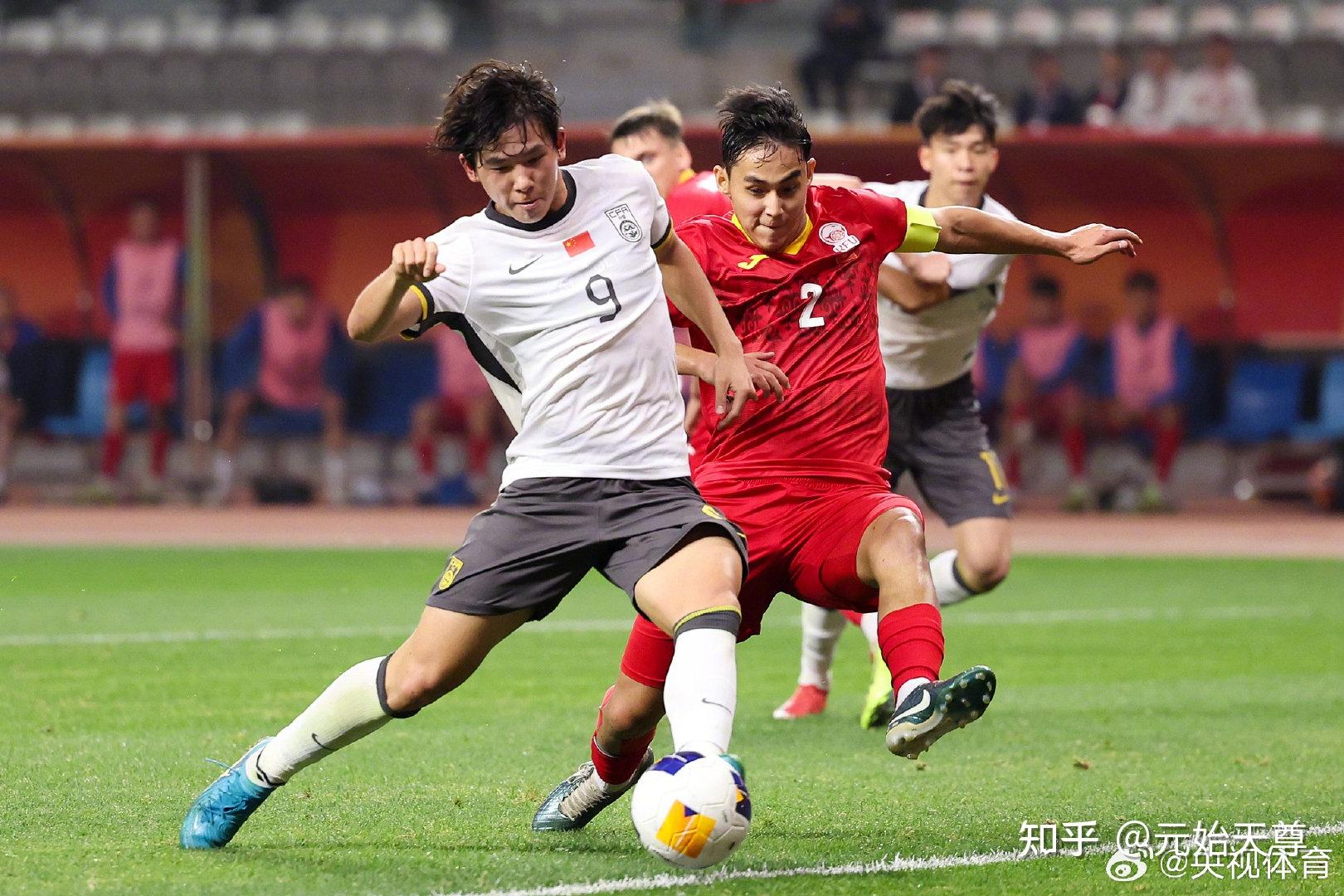 关于中国队在亚洲杯赛场上实现胜利继续前行的信息
